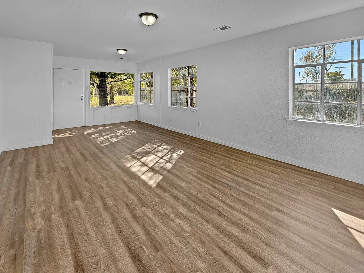 4 bed, 2291 sqft, $2,500 — Photo 3