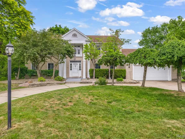 34134 Old Timber Ct, Farmington Hills, MI 48331