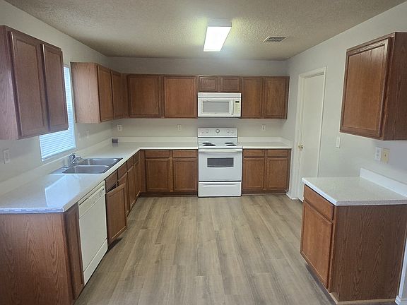 2nd image of 2516 Lake Meadow Dr