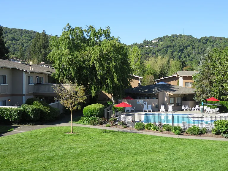 Country Club Apartments — Photo 21