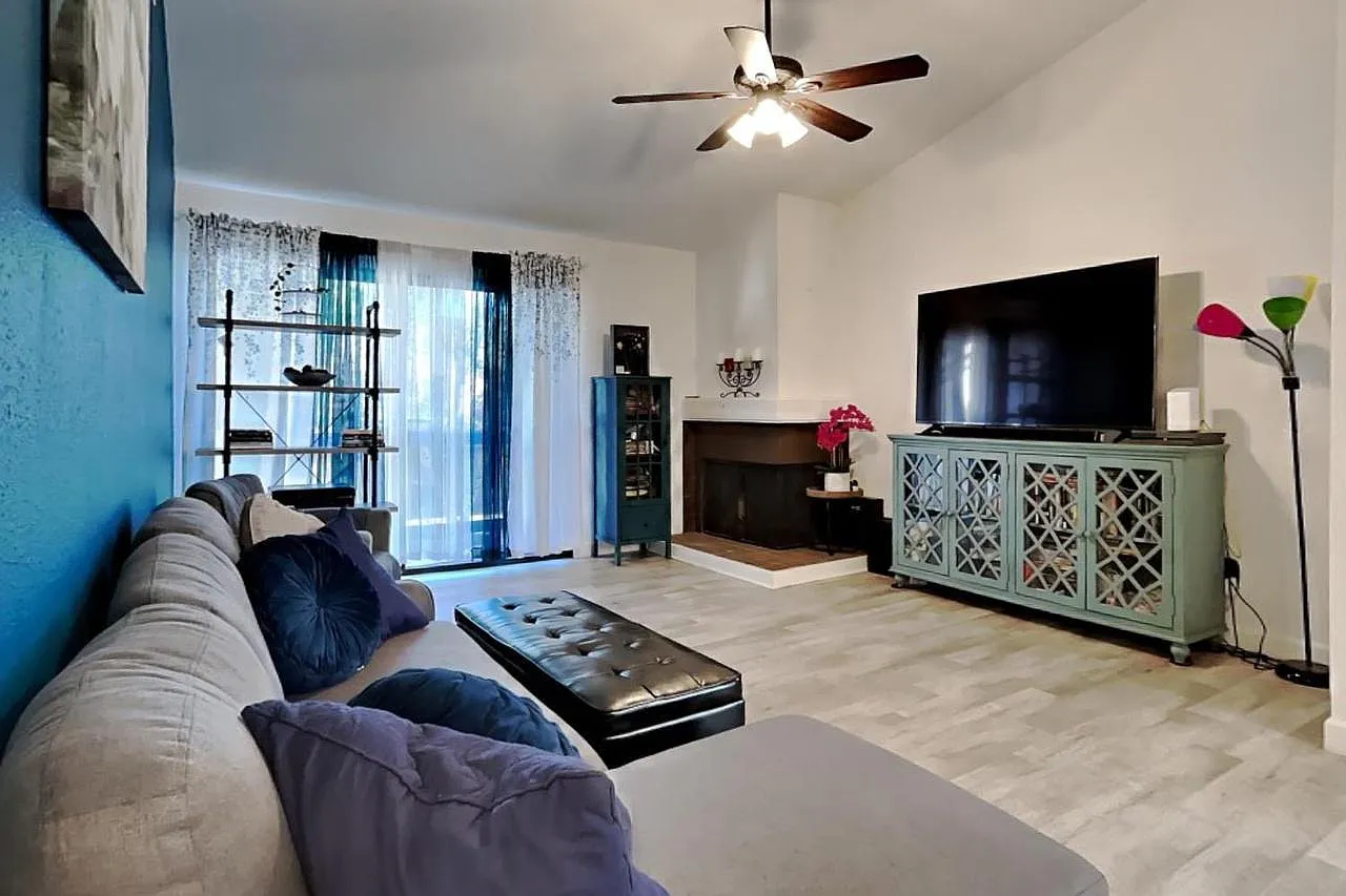 3400 Sullivan Ct — Photo 3