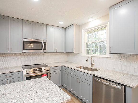5th image of 113 Withers Ave