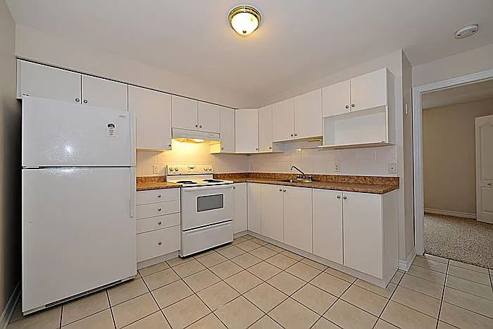 385 Bell St S — Photo 11