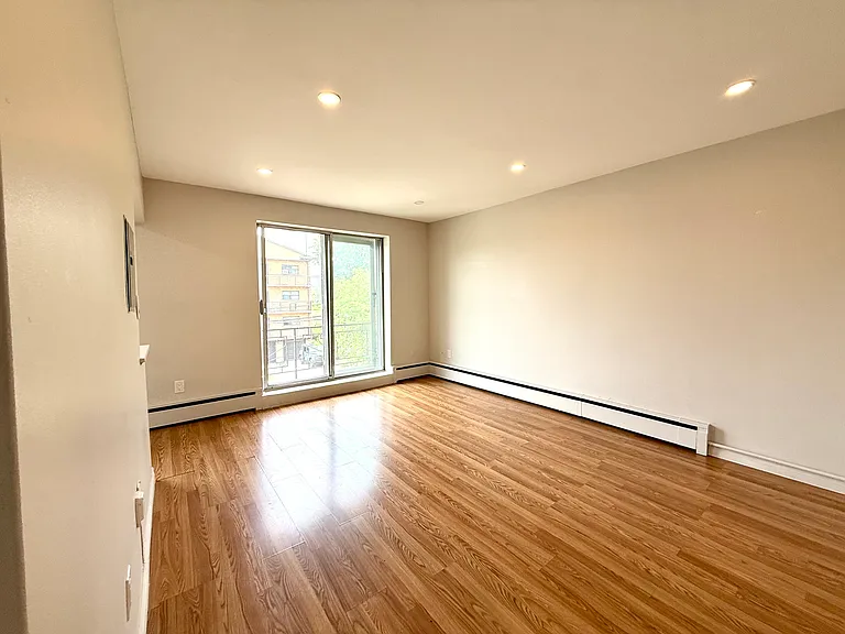 10 Park Ave W — Photo 1