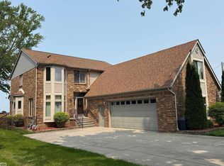 7591 Dyke Rd, Fair Haven, MI 48023