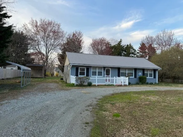 25 Dogwood Ln, Kilmarnock, VA 22482