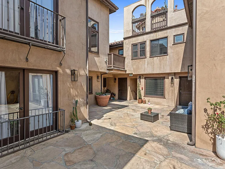 1342 N Highland Ave — Photo 17