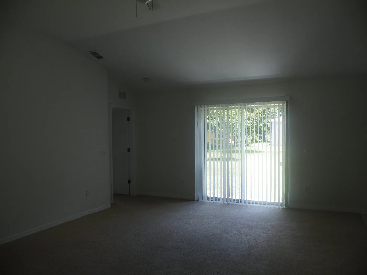 4 bed, 2.0 bath, 2050 sqft, $1,900 — Photo 4