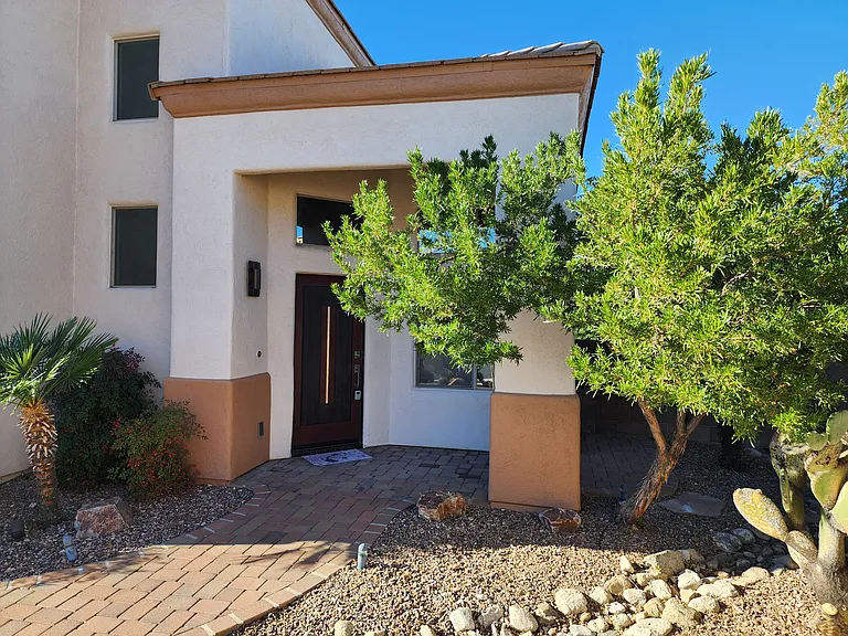114 E Calle Zavala — Photo 3