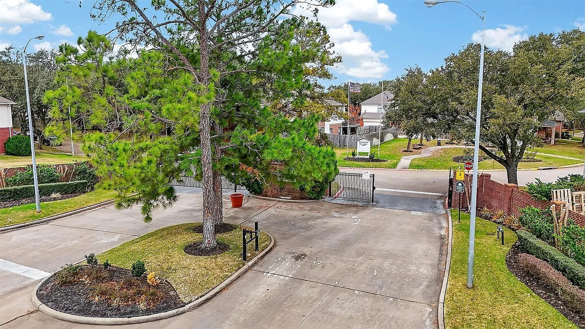 Building Photo - 15911 Timber Chase Dr