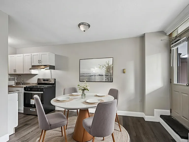 Bryn Mawr Apartments — Photo 2