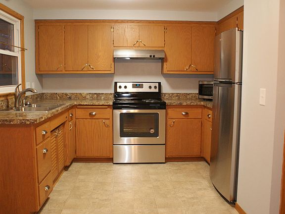 Stainless Steel Appliances (Eat-in Kitchen)