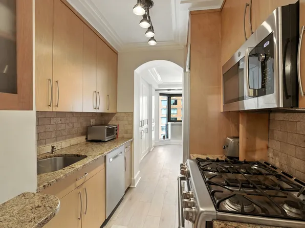 1725 York Avenue image 8 of 15