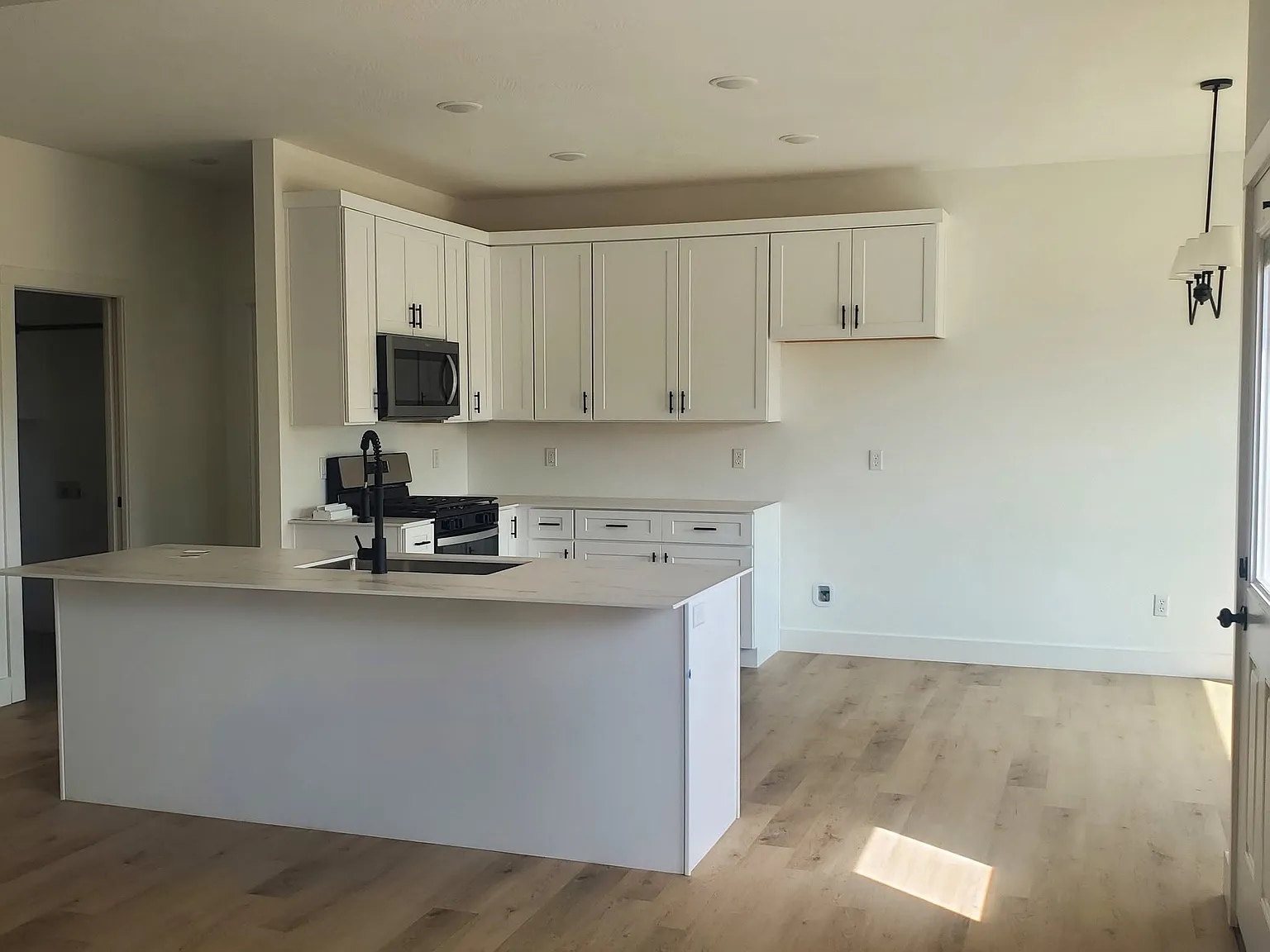 3 bed, 1400 sqft, $1,900 — Photo 2