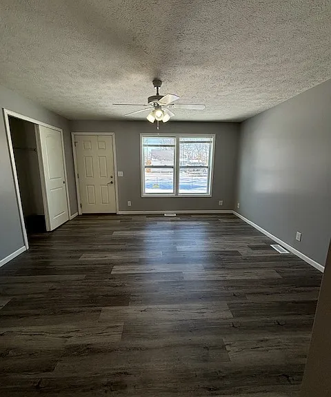 911 N Riverside Dr — Photo 18