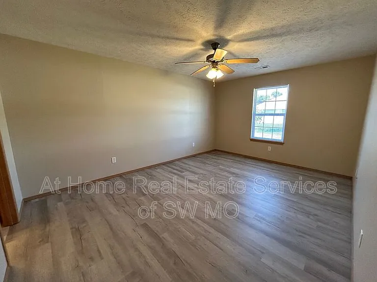 1211 N Northwood Ave — Photo 9