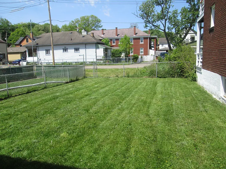 1208 Holmes St — Photo 4