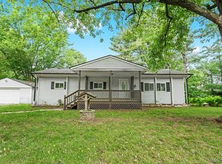1060 Apple Blossom Dr, Howell, MI 48843