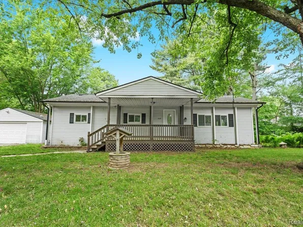 1060 Apple Blossom Dr, Howell, MI 48843