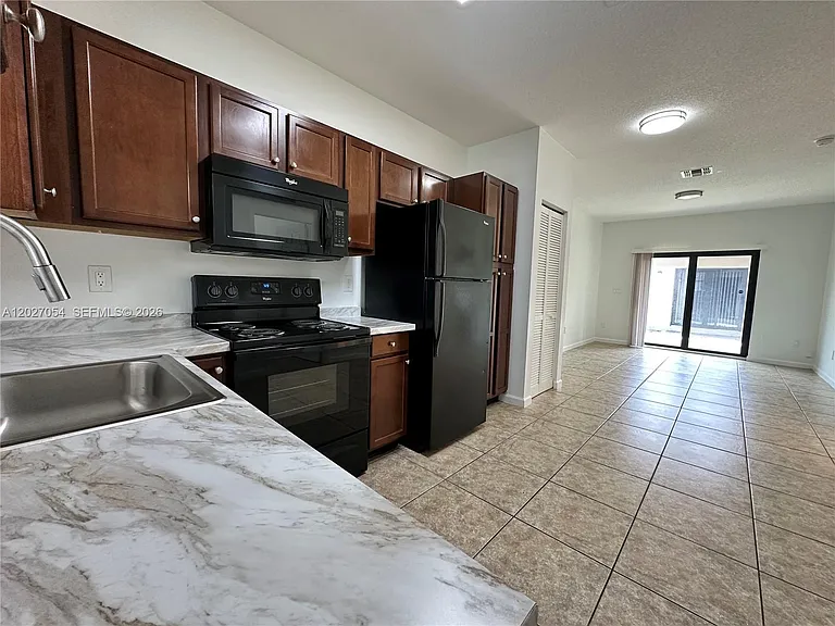 1035 NE 10th Ave #1 — Photo 3