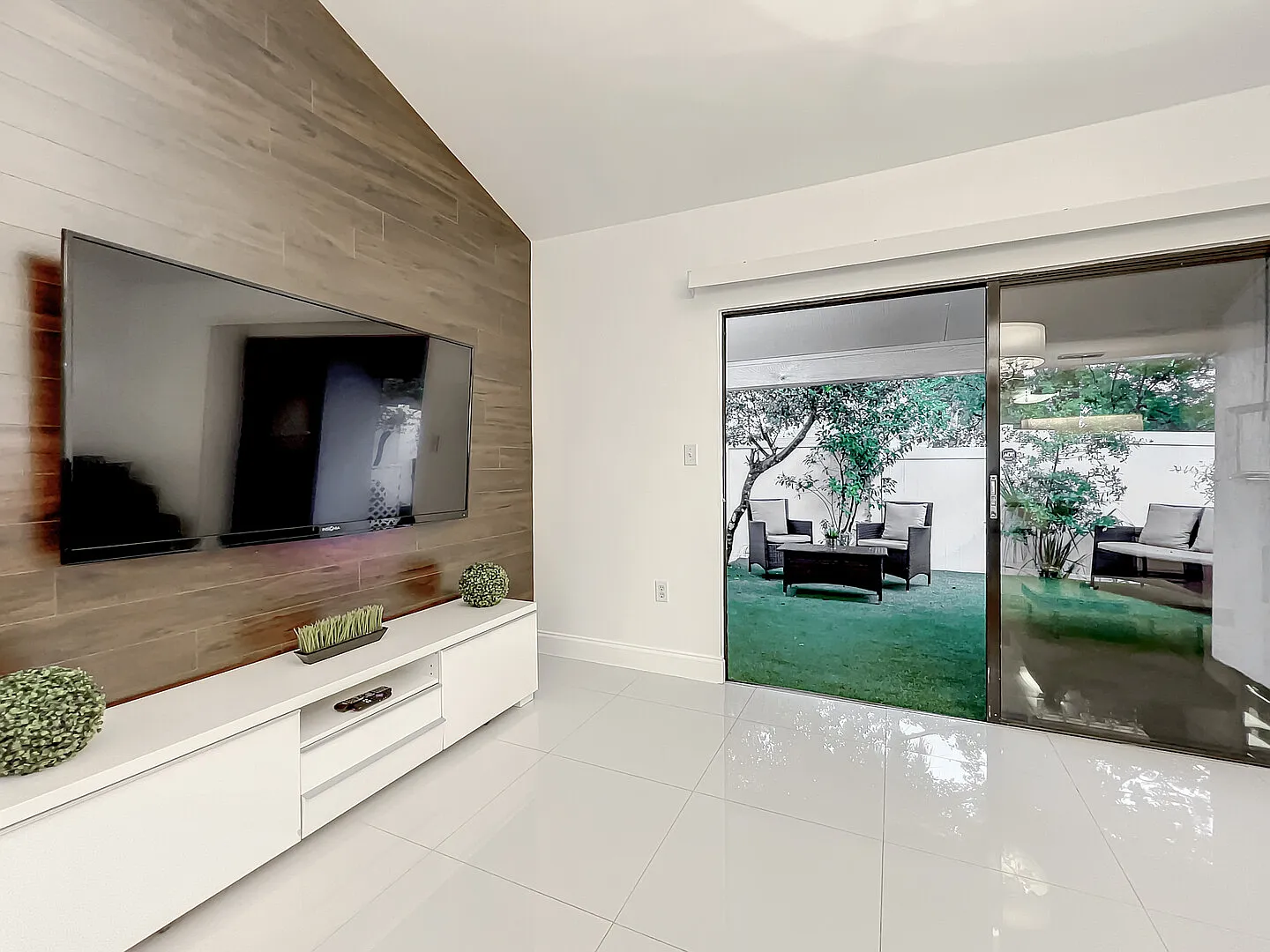 Amazing & Furnished Townhouse with a Private Patio in Dr. Phillips — Photo 3