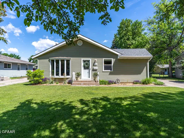 822 17th St NW, East Grand Forks, MN 56721