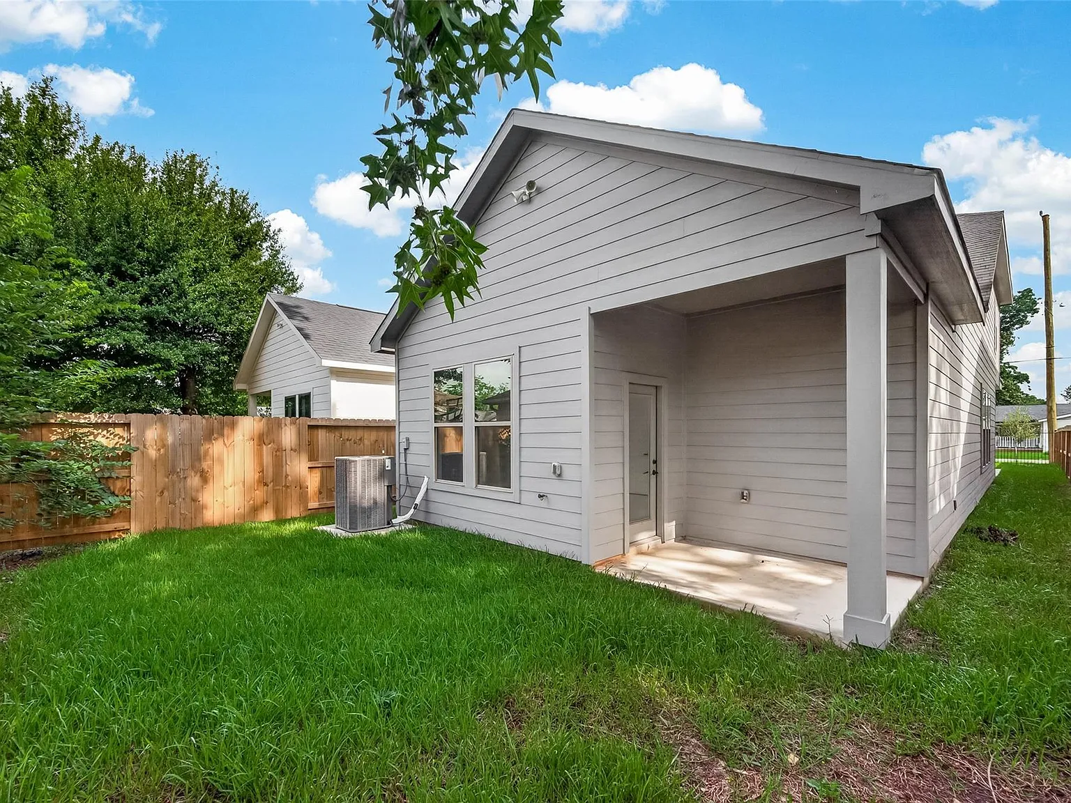 3 bed, 2.5 bath, 2641 sqft, $2,200 — Photo 4