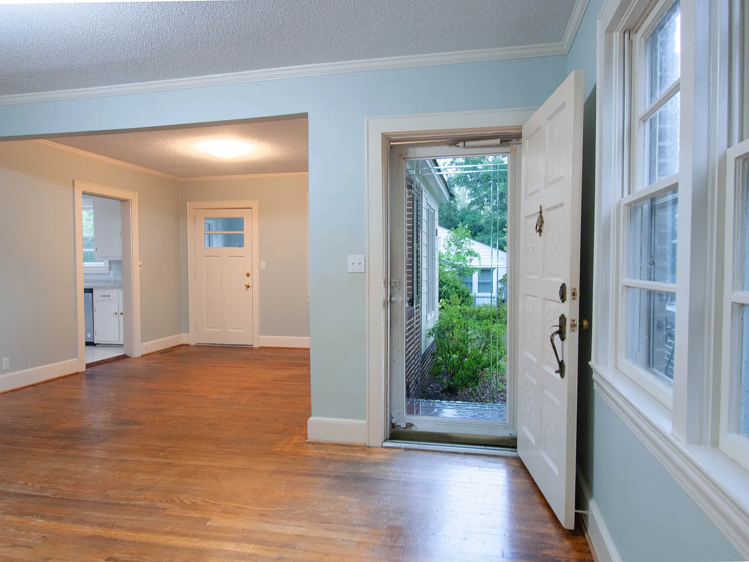 3 bed, 1357 sqft, $1,700 — Photo 2
