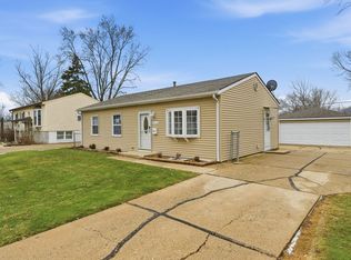 210 Willow Rd, Streamwood, IL 60107