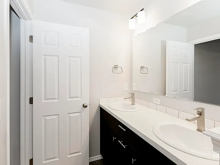 785 SW Alpha St — Photo 15
