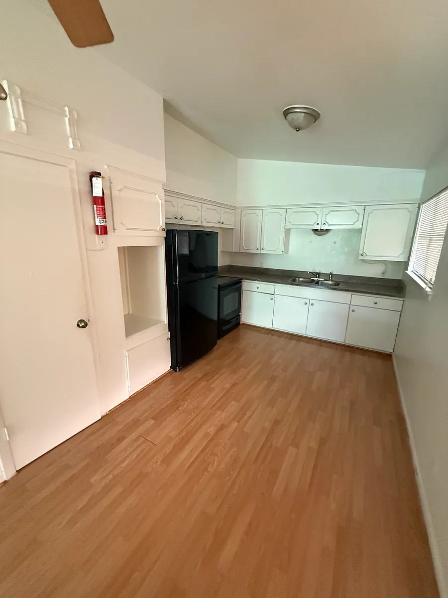 Building Photo - 1023 Lyndon St #14