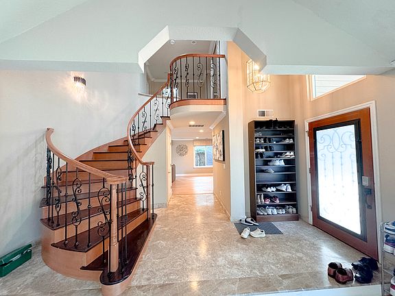 3rd image of 909 Clipper Ln Room A