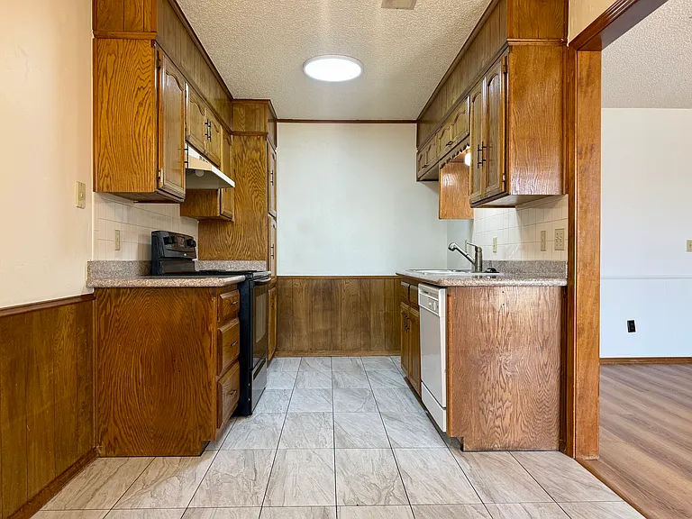 531 N Meredith Ave — Photo 4