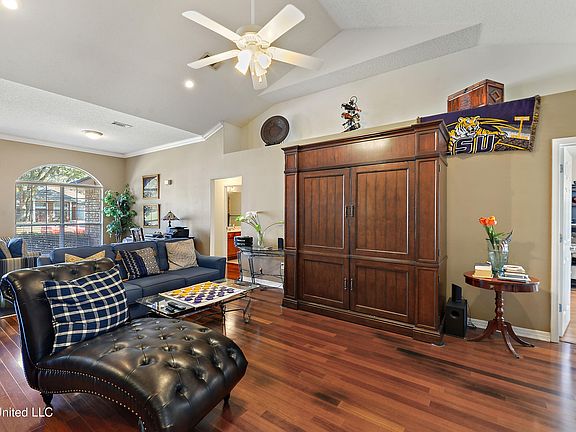 5th image of 709 Hidden Oaks Dr