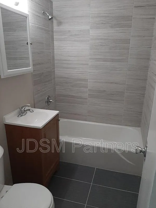 2 bed, 1.0 bath, 925 sqft, $1,150 — Photo 2