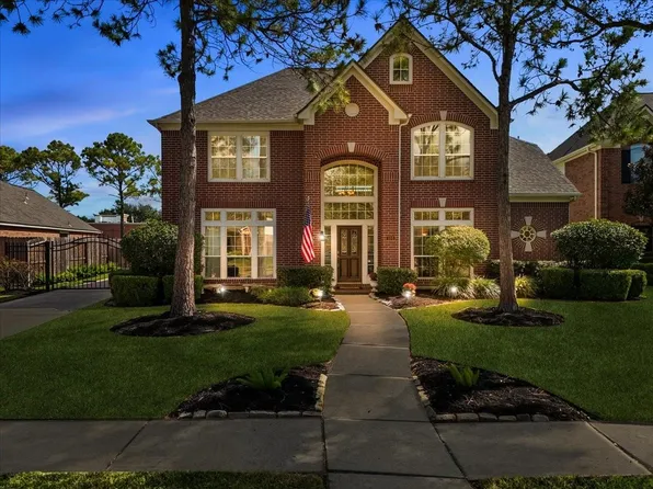 105 Pelican Ct, League City, TX 77573