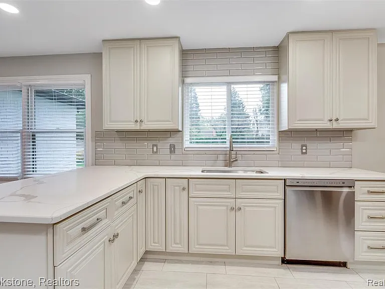 2784 Aldgate Dr — Photo 9