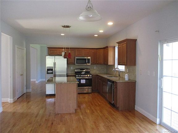 3rd image of 91 Glen Rock Cir