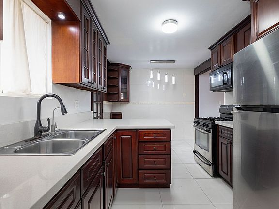 2nd image of 7718 Woodbine Way