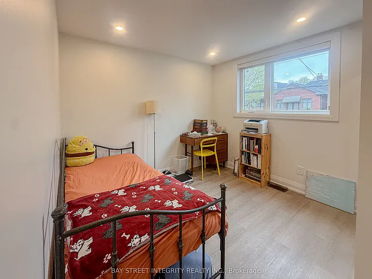 598 Crawford St #LANEWAY — Photo 14