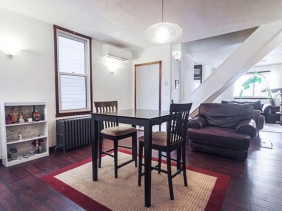 Dining area (1st fl)