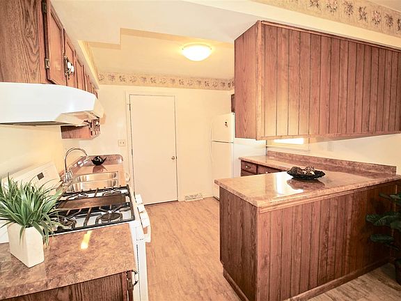 5th image of 1420 N Autumn Ln
