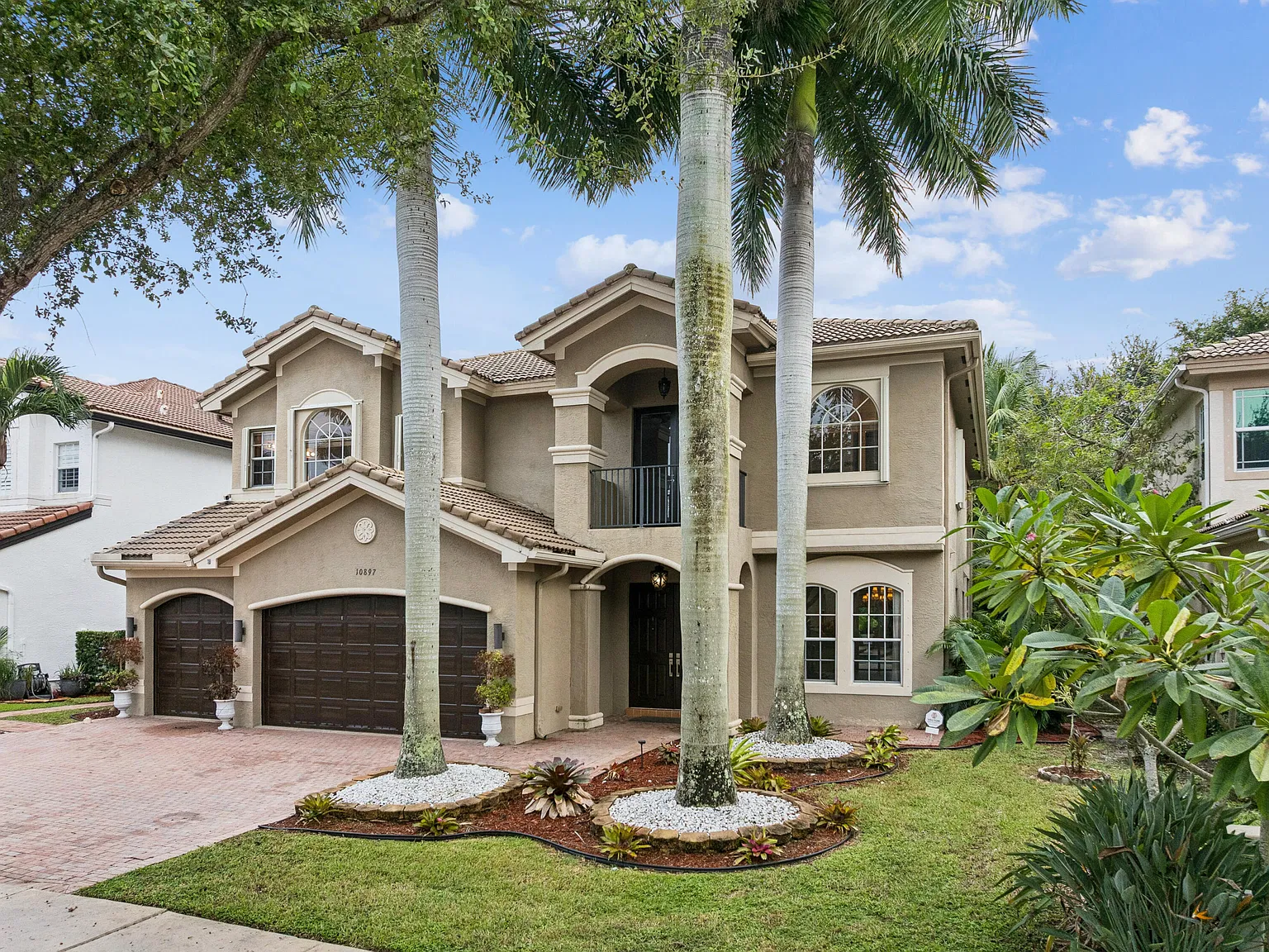 5 bed, 4.0 bath, 4077 sqft, $8,500 — Photo 2