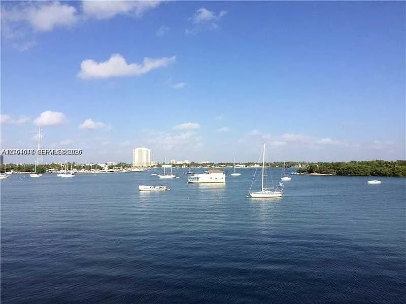 Islander Club Condo — Photo 1