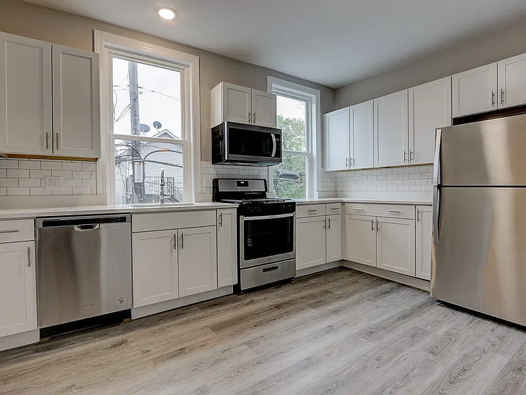 2815 N Hamlin Ave #2F — Photo 1