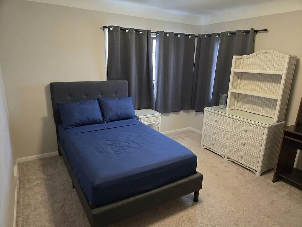 6 bed, 2450 sqft, $4,400 — Photo 4