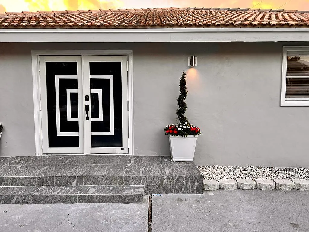 3 bed, 2.0 bath, 1300 sqft, $5,500 — Photo 3