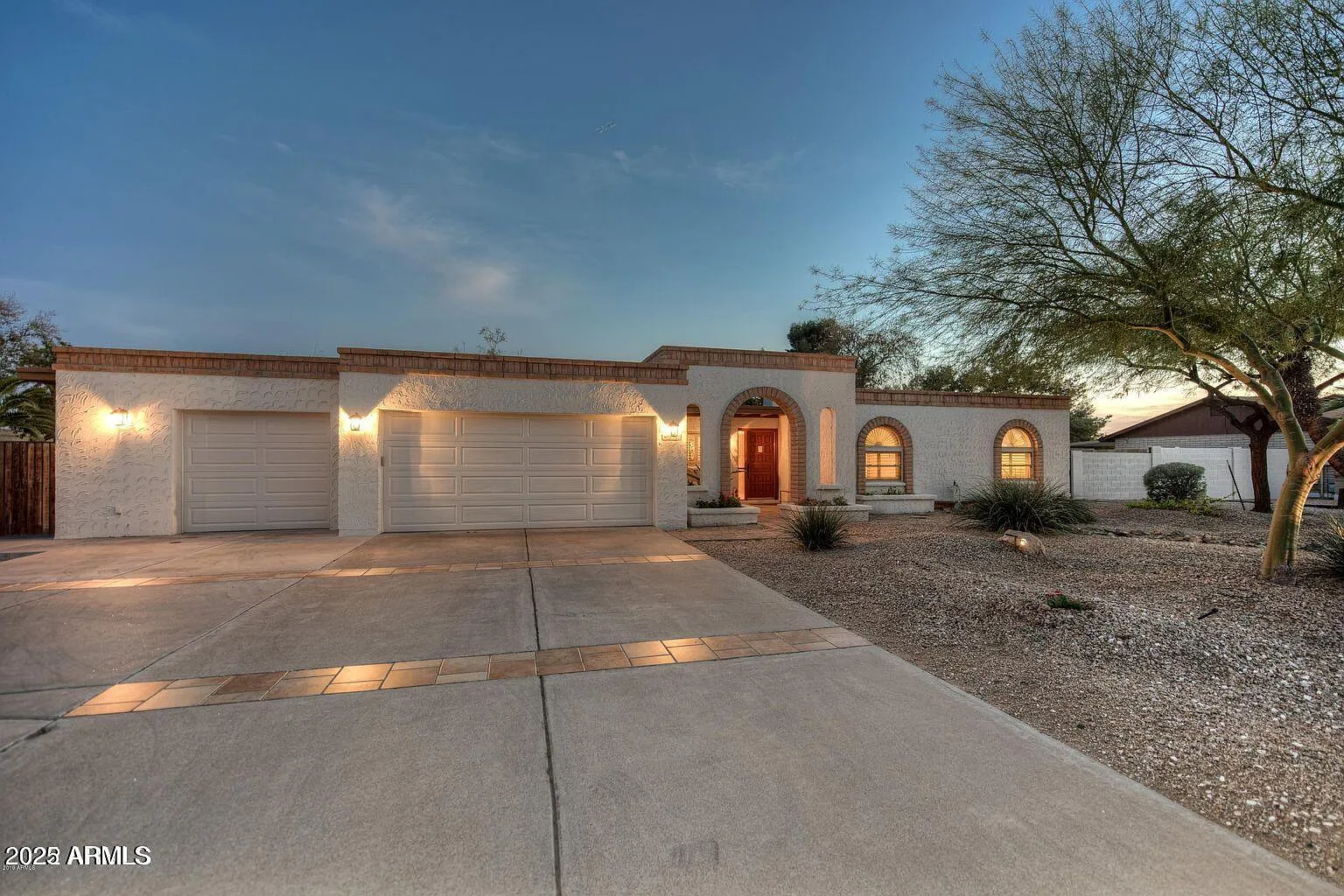 4 bed, 2.5 bath, 2340 sqft, $4,100 — Photo 2