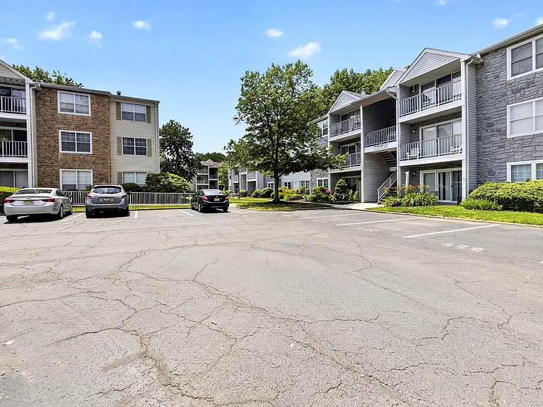 expansive parking lot - lots of parking !