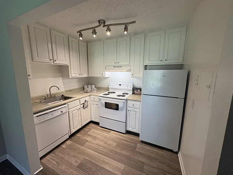 D210 Hickory Hill Ln #D210 — Photo 1